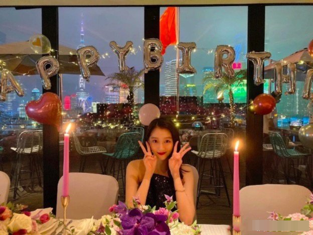 关晓彤|关晓彤穿抹胸超短裙，荧光黑丝袜开生日趴，与闺蜜劲歌热舞长腿抢镜