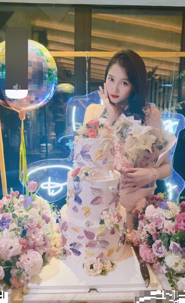 关晓彤|关晓彤穿抹胸超短裙，荧光黑丝袜开生日趴，与闺蜜劲歌热舞长腿抢镜