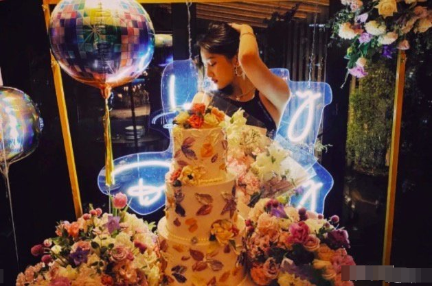 关晓彤|关晓彤穿抹胸超短裙，荧光黑丝袜开生日趴，与闺蜜劲歌热舞长腿抢镜