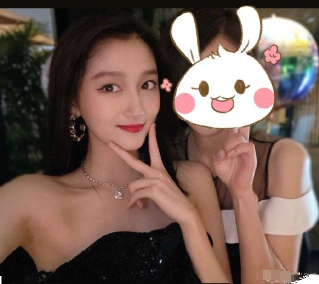 关晓彤|关晓彤穿抹胸超短裙，荧光黑丝袜开生日趴，与闺蜜劲歌热舞长腿抢镜