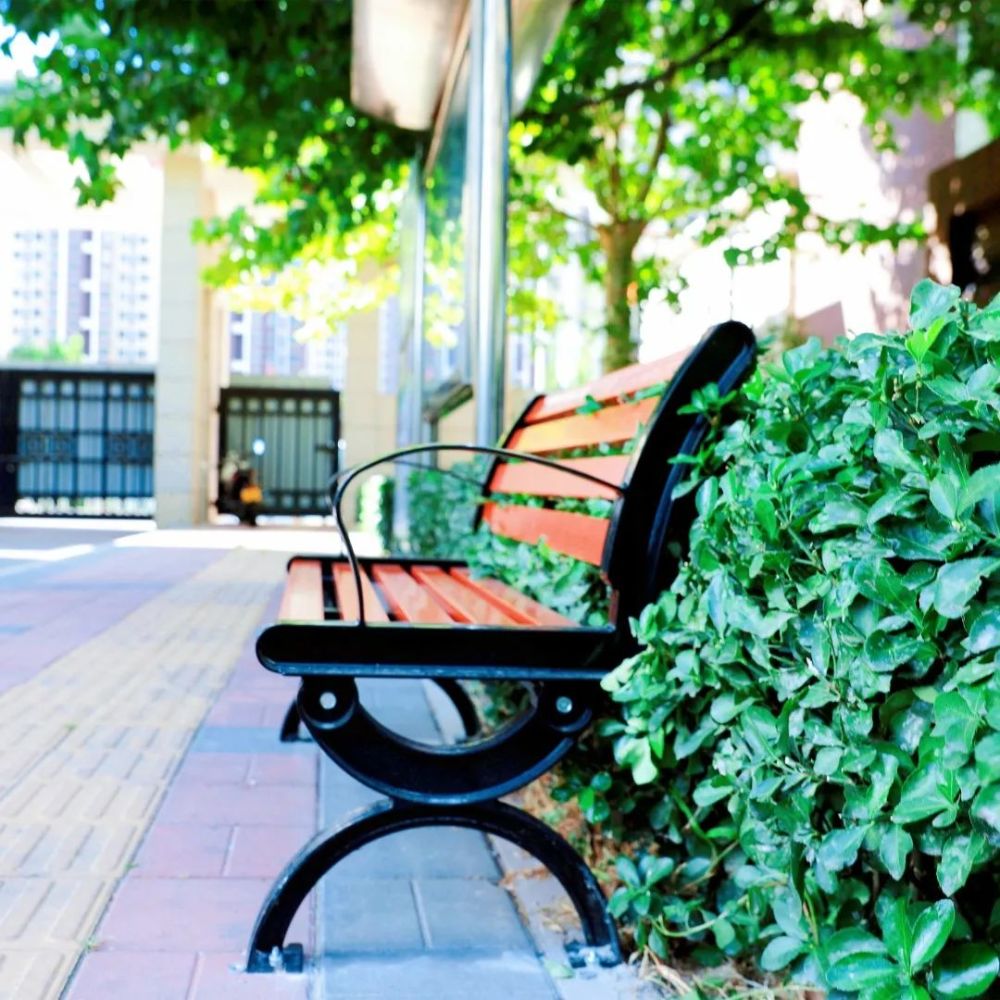 赞周家庄村上新百余套休闲座椅村民休憩再添好去处