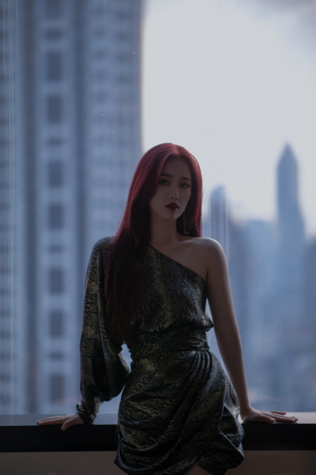 虞书欣好美!波点裙勾勒出凹凸有致的身材曲线,路透比精修更美