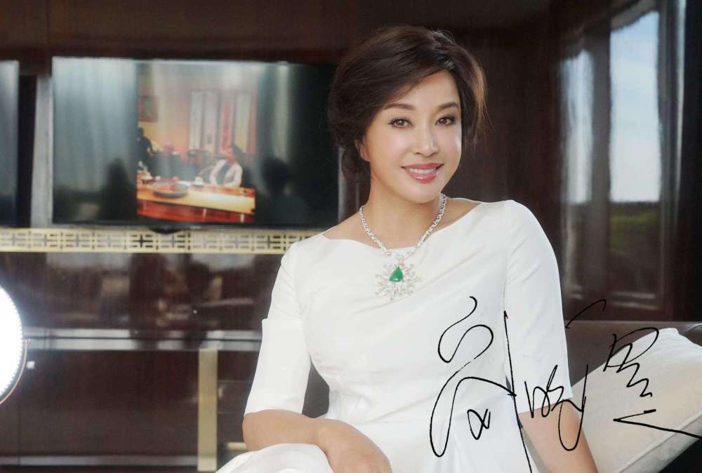 刘晓庆|刘晓庆发励志鸡汤，评论区翻车被网友群嘲：你该服老，别折腾了