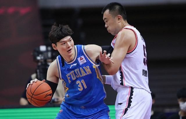 王哲林|王哲林膝盖旧伤复发，正在北京进行治疗，或缺席新赛季开局比赛？