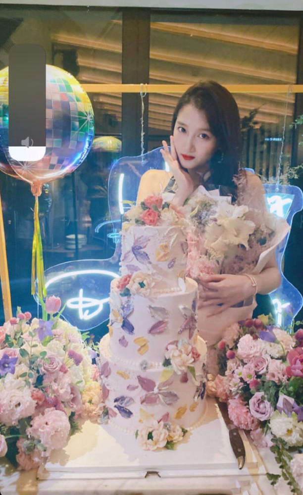 甜度升级鹿晗为关晓彤庆生后再穿情侣鞋隔空秀恩爱关晓彤出新歌表白