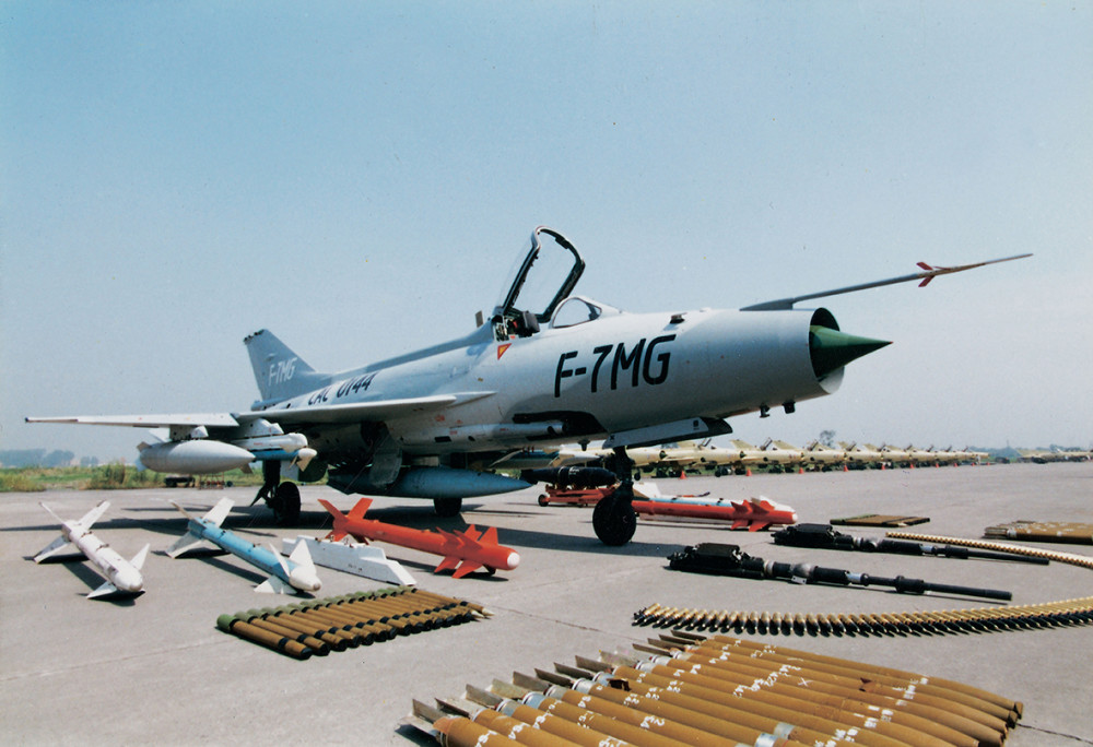 -21设计基础上对该机魔改的开始,机该机之后出现了下颚进气的歼-7fs