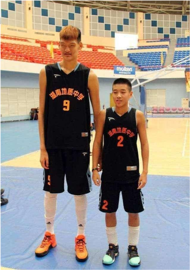 继刘传兴之后,青岛队又现2.25米高个球员,新赛季将称霸内线?