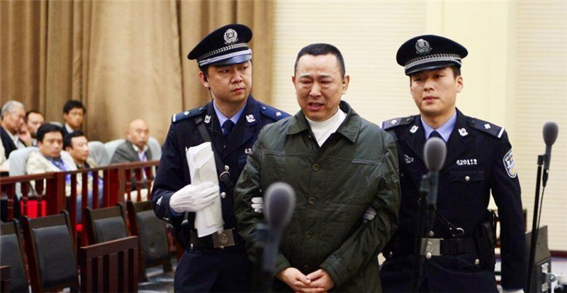 他身价四百亿,汶川地震捐了5000万,被捕时家中搜出一个排的物品