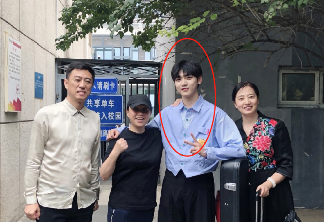 焉栩嘉周奇北电报到被偶遇 张子枫却不见身影 迎新学姐透露实情 腾讯网