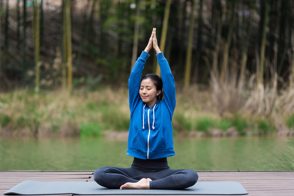 竹林|李说一出联之写竹林小屋灯火摇曳的上联“纸窗灯火，明灭竹林里”