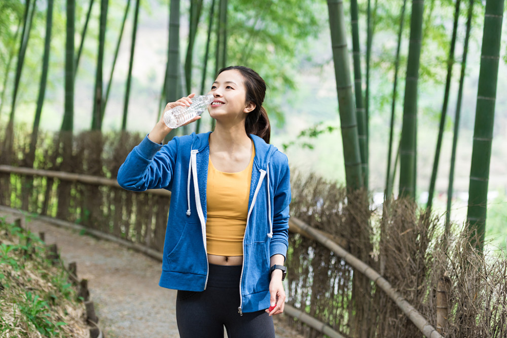 竹林|李说一出联之写竹林小屋灯火摇曳的上联“纸窗灯火，明灭竹林里”