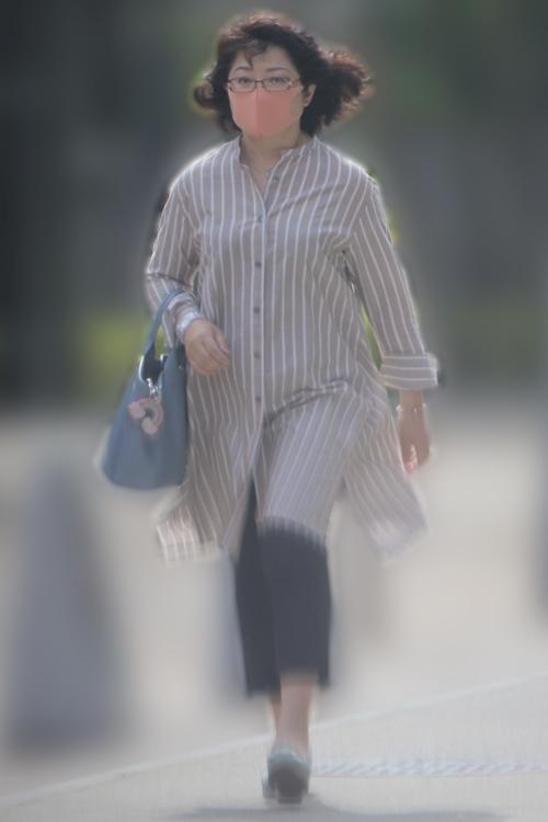 61岁山口百惠穿长衬衫出街风华犹存长子分享父母结婚40年不吵架秘诀