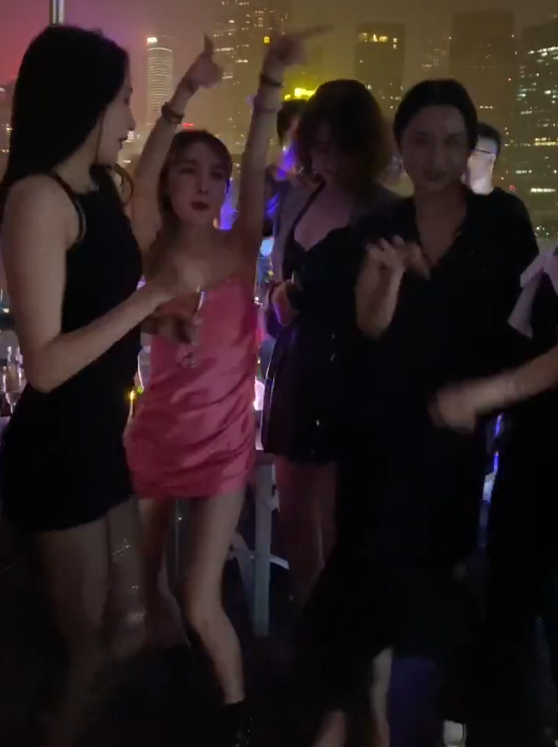 工作室晒关晓彤酒吧蹦迪,穿黑色短裙端着酒杯,不见鹿晗身影