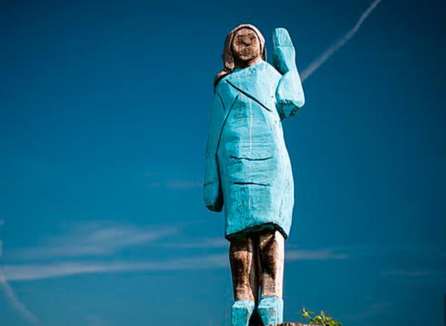 梅拉尼娅·特朗普|美国第一夫人木质雕像被烧，锃亮青铜像原地立了起来，这次烧不坏了