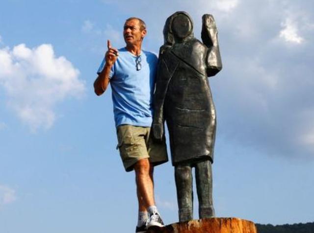 梅拉尼娅·特朗普|美国第一夫人木质雕像被烧，锃亮青铜像原地立了起来，这次烧不坏了