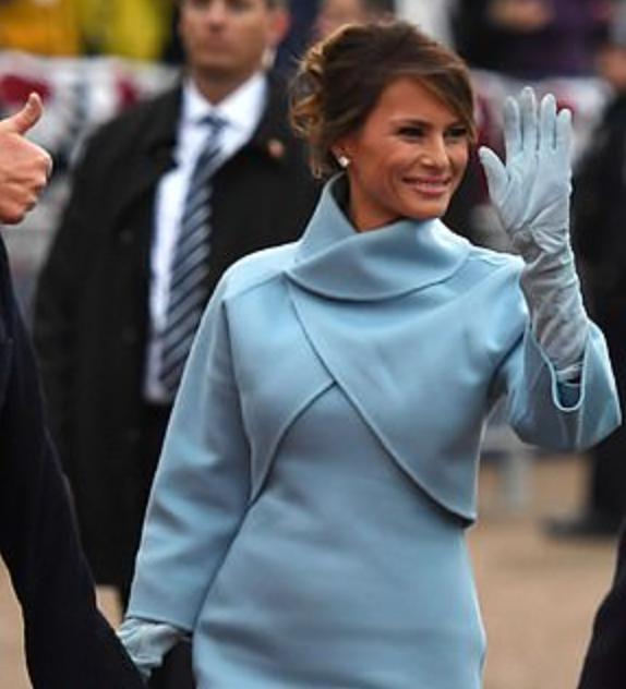 梅拉尼娅·特朗普|美国第一夫人木质雕像被烧，锃亮青铜像原地立了起来，这次烧不坏了