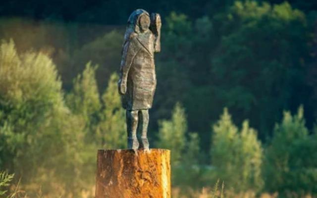 梅拉尼娅·特朗普|美国第一夫人木质雕像被烧，锃亮青铜像原地立了起来，这次烧不坏了