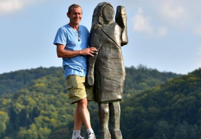 梅拉尼娅·特朗普|美国第一夫人木质雕像被烧，锃亮青铜像原地立了起来，这次烧不坏了