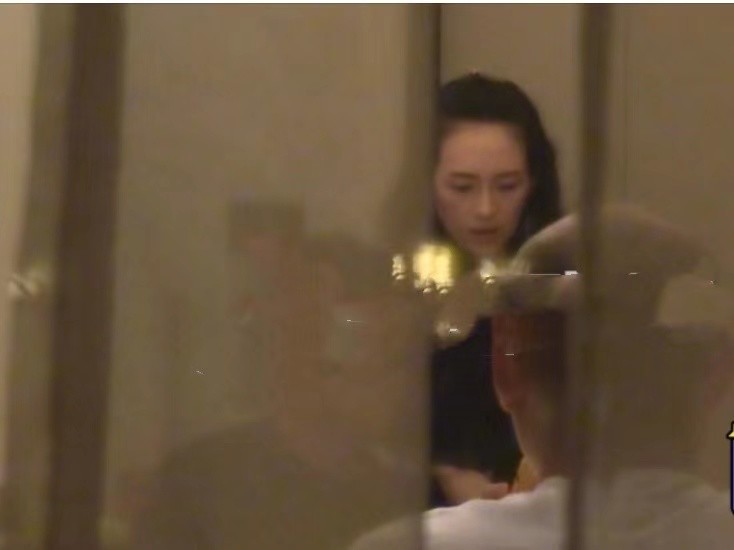 章子怡|章子怡撇儿女与友聚餐，衣着朴素超接地气，稳站C位主导全场