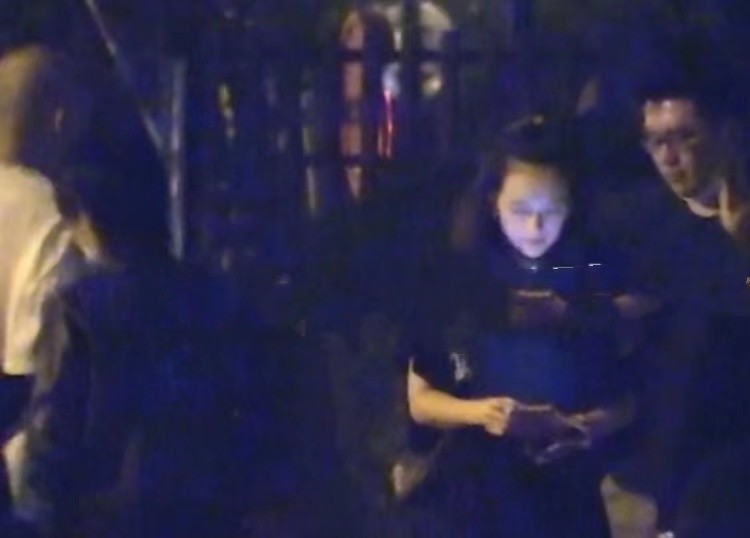 章子怡|章子怡撇儿女与友聚餐，衣着朴素超接地气，稳站C位主导全场