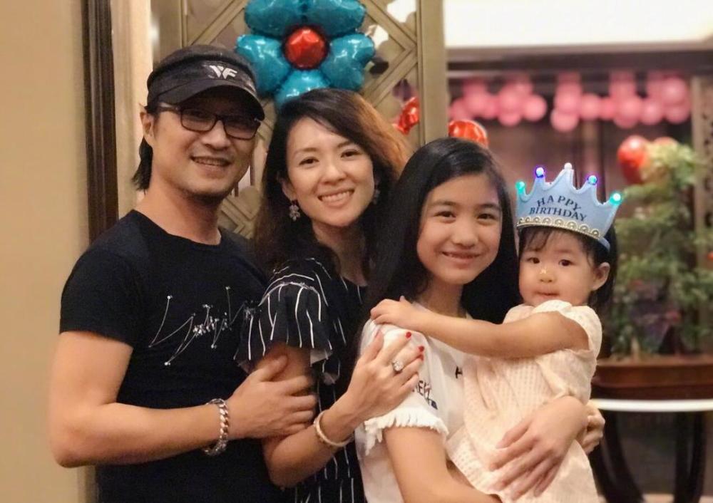 章子怡|章子怡撇儿女与友聚餐，衣着朴素超接地气，稳站C位主导全场