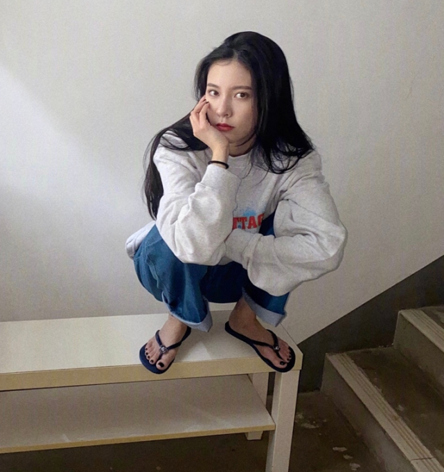 宋妍霏分手后放飞自我了拍大片拿拖鞋当球鞋穿哪知潮到不敢想