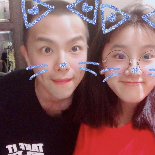 梧桐妹|贾静雯大女儿梧桐妹发文悼念黄鸿升：小鬼干爹，我真的很想你