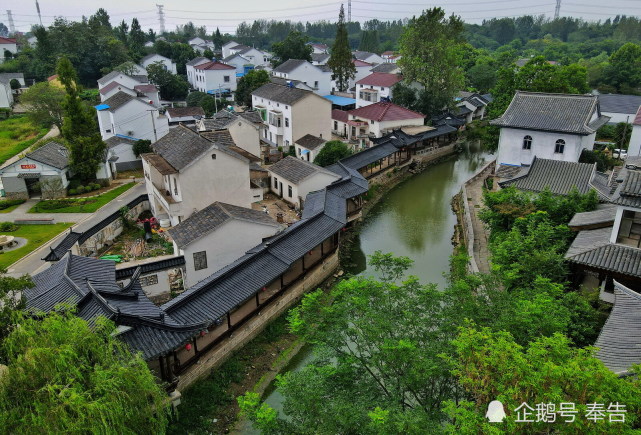 花甲休闲游偶然发现汤山古老村镇石地村赶紧拿出手机记录美好景色
