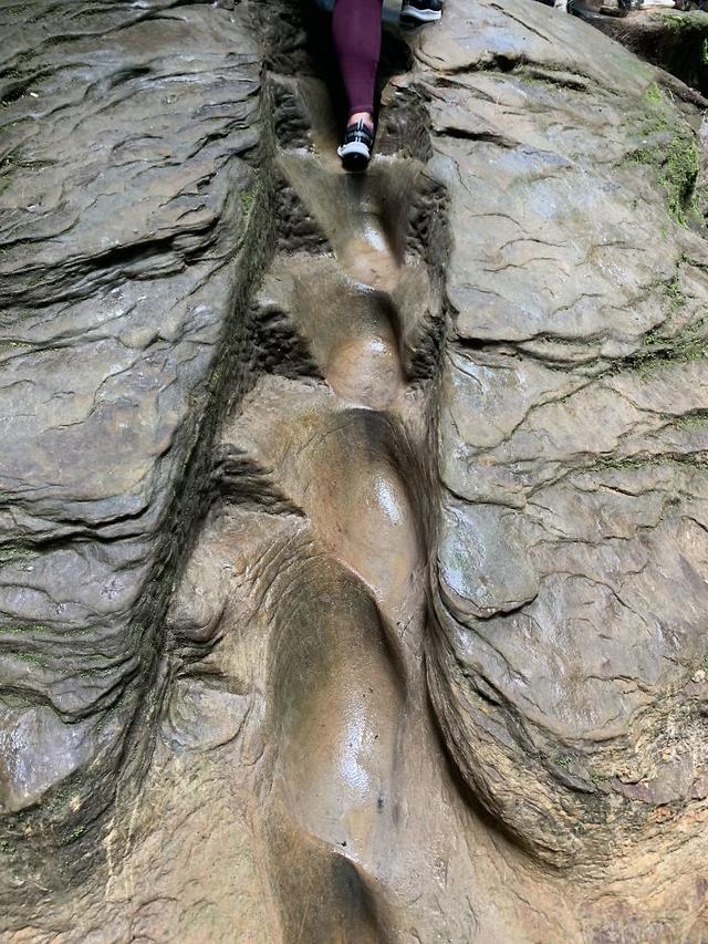 石头|25张被“时间磨损”的照片，图3石头被水滴侵蚀700年的样子