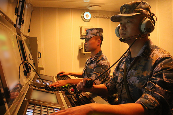 战士紧盯目标.曹永 摄