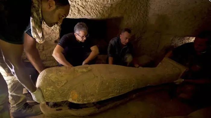 考古|埃及考古团队发现一批可追溯至2500年前的完好木棺