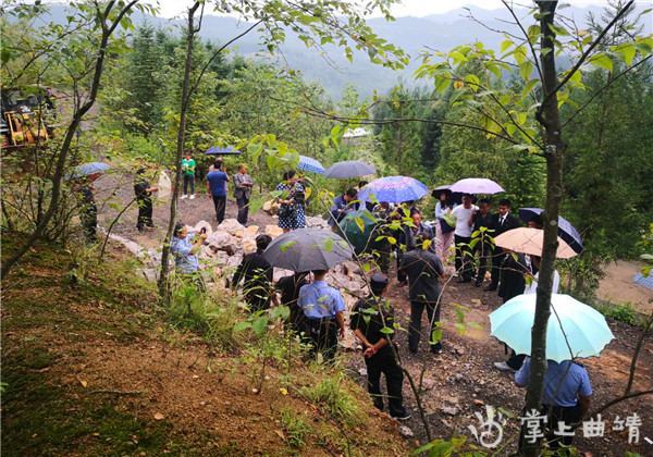 并将堵路的石头作价2000元卖给田峰公司"这是在宣威市田坝镇田坝