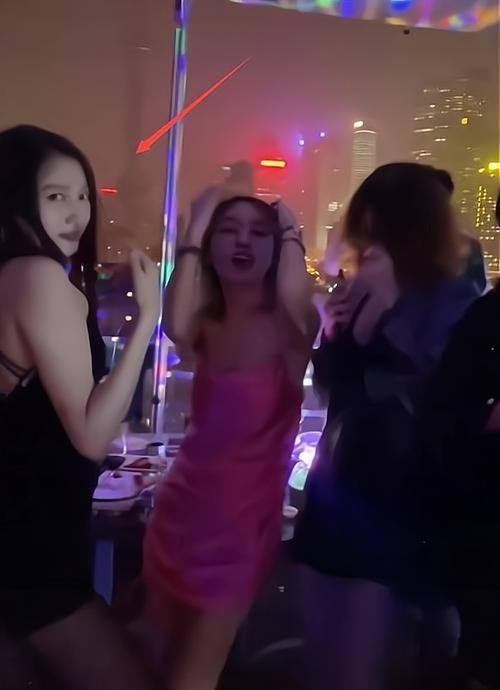 而关晓彤的工作室也爆出了关晓彤生日当天与好友蹦迪庆生的视频,这一