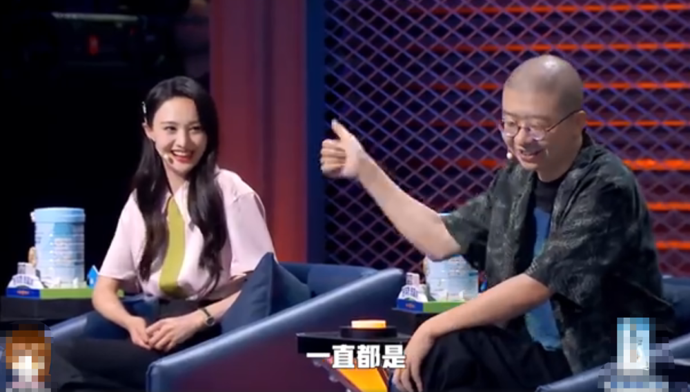 郑爽|又放飞自我？郑爽坐姿再惹争议，录制节目期间竟还公然玩手机