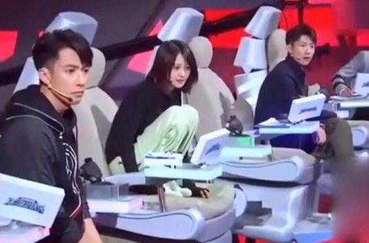 郑爽|又放飞自我？郑爽坐姿再惹争议，录制节目期间竟还公然玩手机