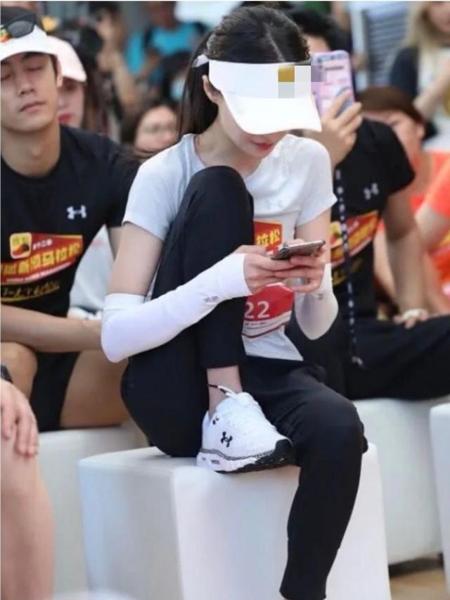 郑爽|又放飞自我？郑爽坐姿再惹争议，录制节目期间竟还公然玩手机