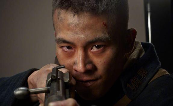 八佰|16岁送外卖，21岁出道成名，《八佰》之后他将是下一个百亿男演员