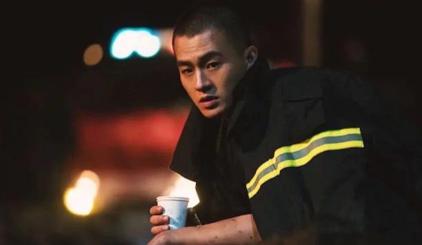 八佰|16岁送外卖，21岁出道成名，《八佰》之后他将是下一个百亿男演员