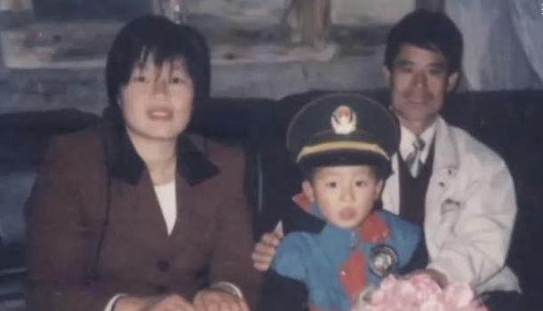 八佰|16岁送外卖，21岁出道成名，《八佰》之后他将是下一个百亿男演员