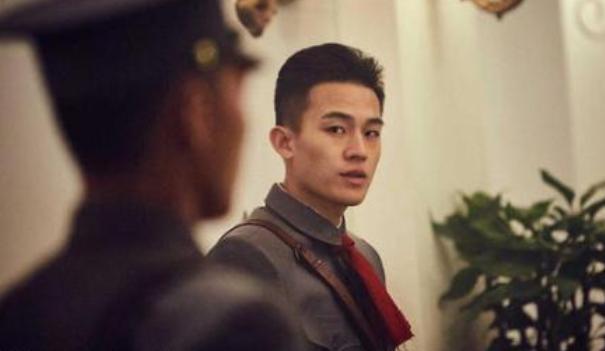 八佰|16岁送外卖，21岁出道成名，《八佰》之后他将是下一个百亿男演员