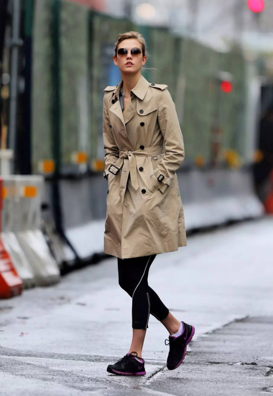 周冬雨换风格了长风衣配高跟鞋女人味十足精致优雅气质猛涨