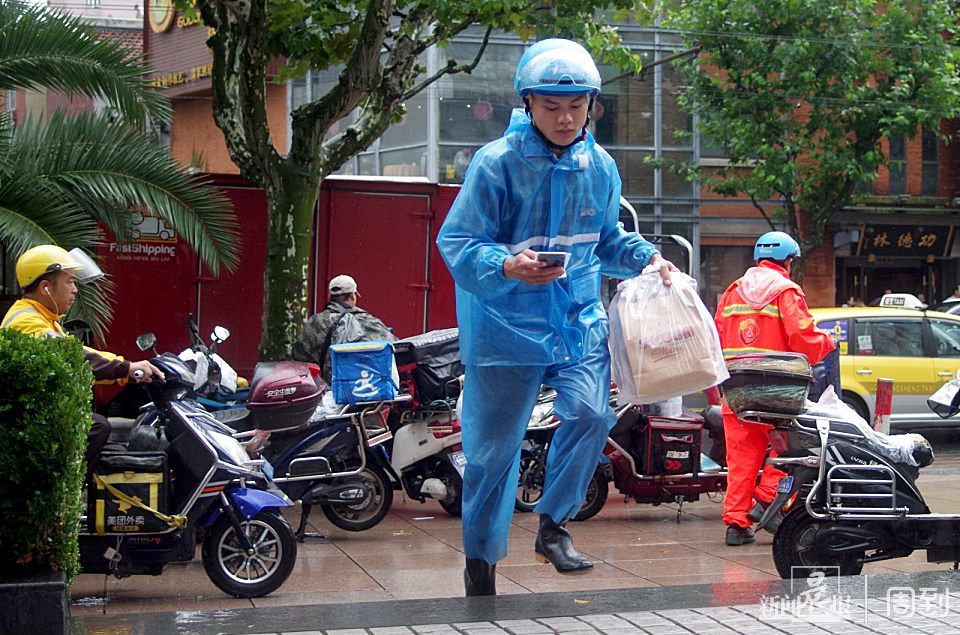 秋雨中外卖小哥一路狂奔停不下来晨镜头