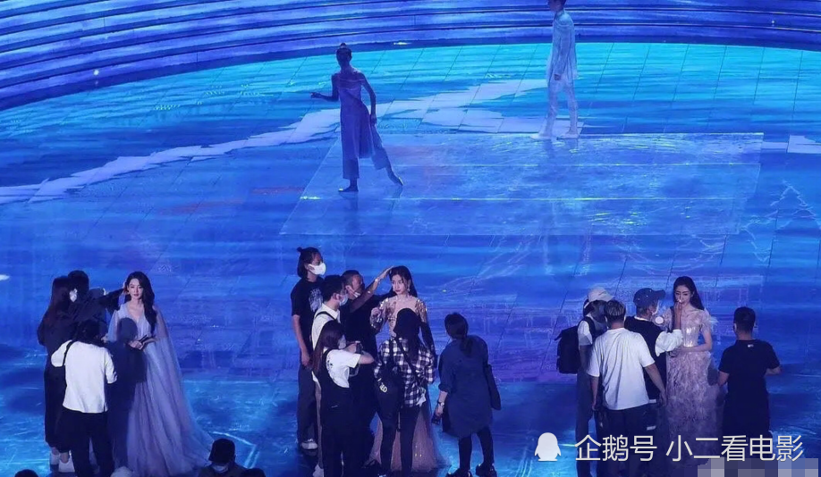 angelababy|李沁杨颖张天爱同台表演，六个助理帮补妆合适吗