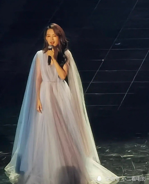 angelababy|李沁杨颖张天爱同台表演，六个助理帮补妆合适吗