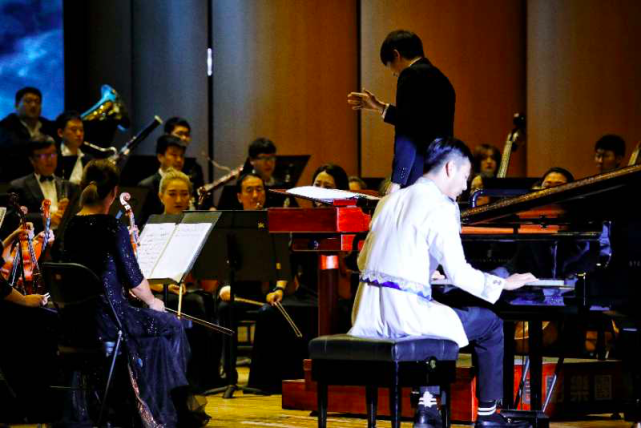 气势磅礴的音乐响起,演出正式拉开帷幕,在中国著名指挥家曹澈的倾情