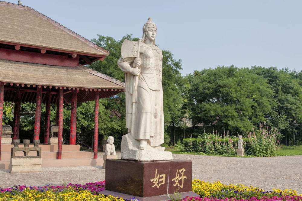 而在史书中,能够考证的第一位女英雄,便要数商王武丁的配偶——妇好了