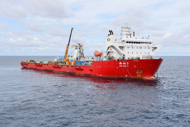 实拍长征十一号运载火箭海上发射平台"德渤3"打捞工程船