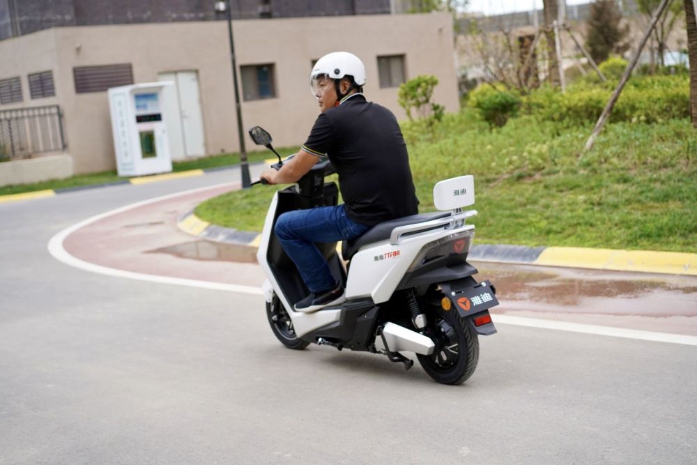 雅迪冠能t5上路实测:百公里长续航,再也不担心续航和堵车_腾讯新闻