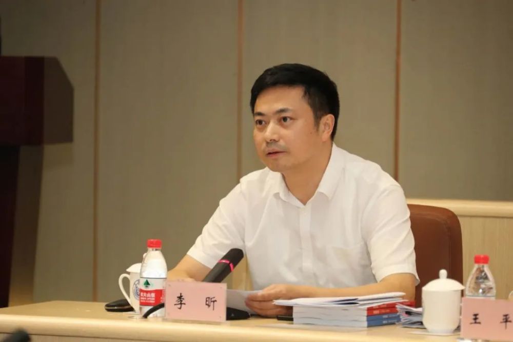 市教卫工作党委副书记,市教委副主任李昕主持会议