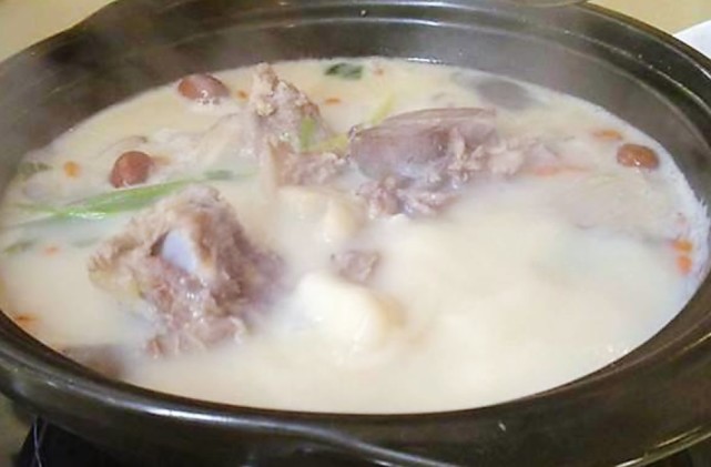 熬骨头汤时加开水还是冷水大多数人都做错难怪汤不浓也不白